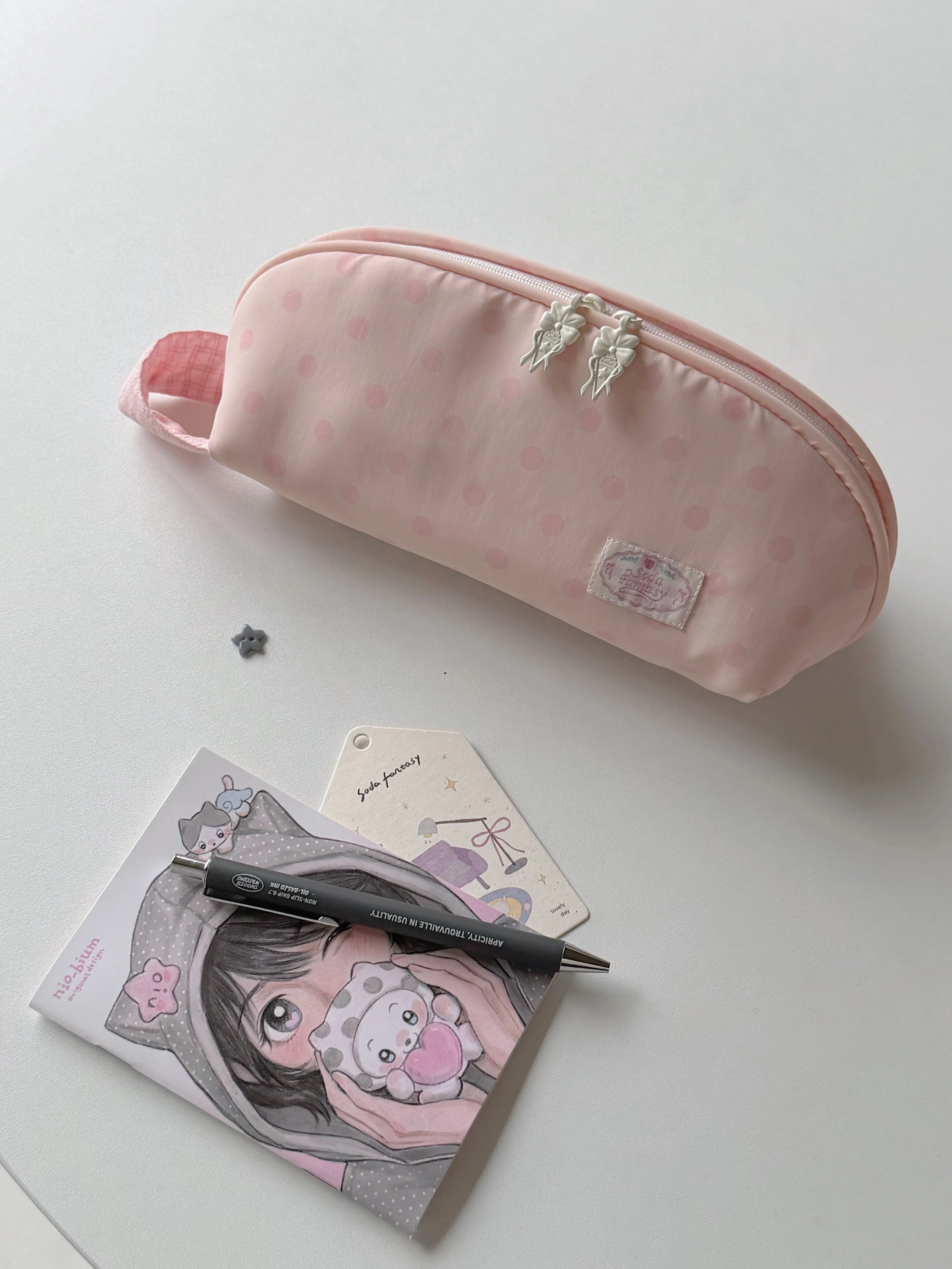 ストロベリージャムシリーズのピンクドットペンケース：小学生女子向け大容量文房具収納の実用性とデザイン解析