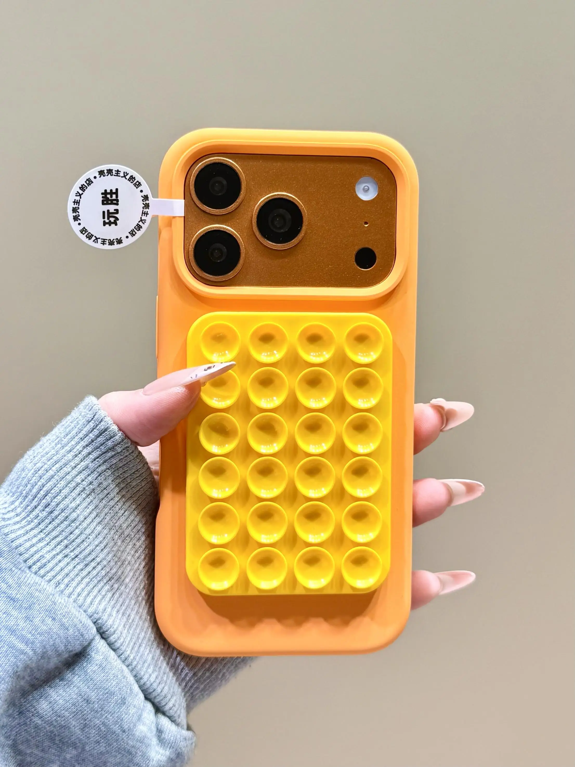 スマホにカードケースを貼るって、本当に必要なの？