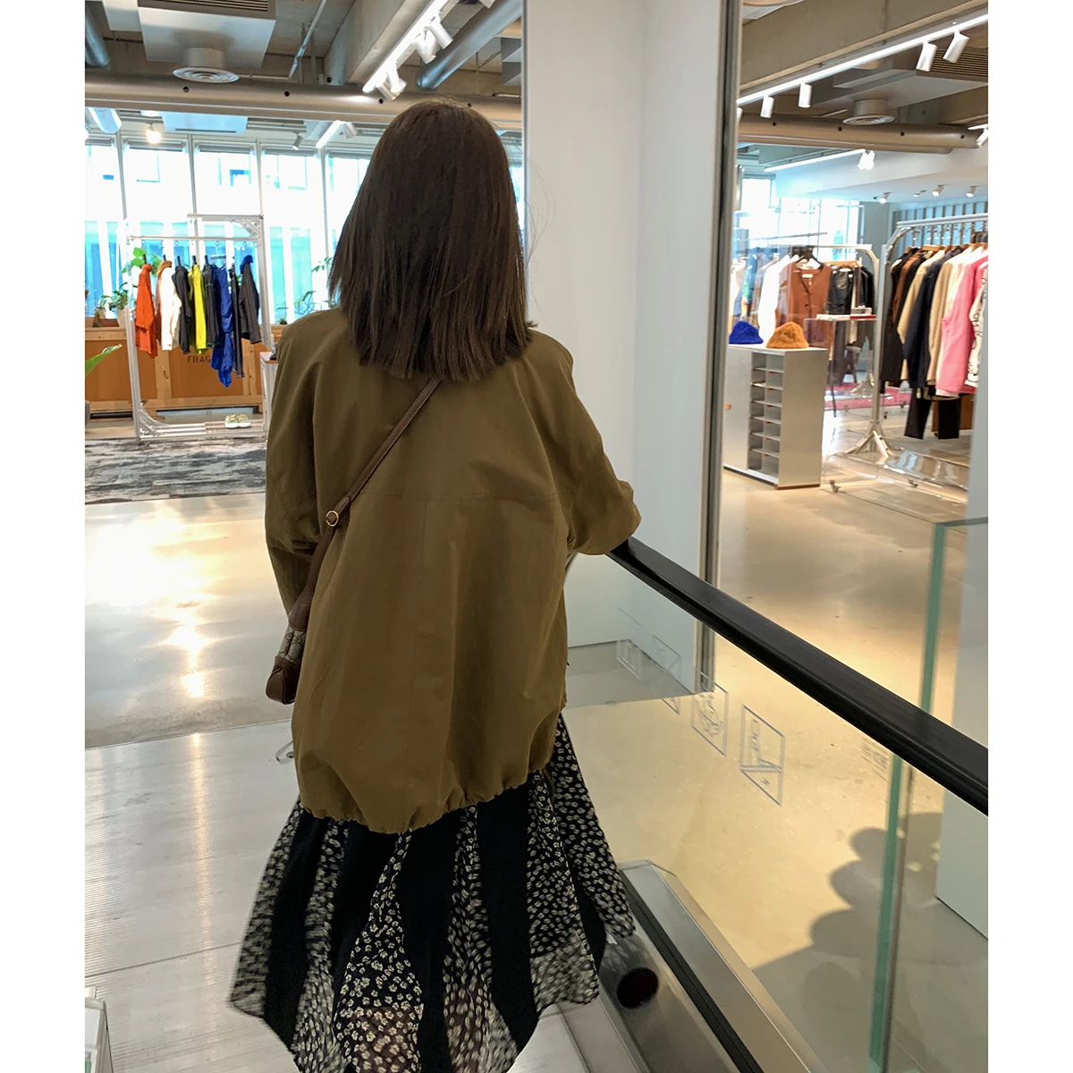 フラワープリントの半身スカート：春通勤に最適な軽やかなA型中長裙の着こなしガイド