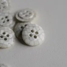 深灰色ストライプ模様の白いマイクロファイバー装飾ボタン【フラットデザイン・15mm】