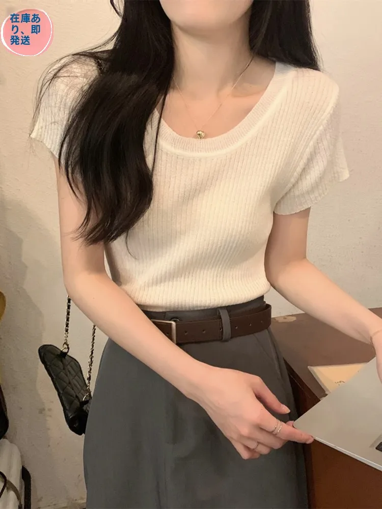 夏にぴったりの低めのネックライン 白色短袖ニットTシャツの着用温度とシーン
