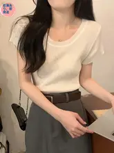 夏にぴったりの低めのネックライン 白色短袖ニットTシャツ【女性用・フィットデザイン・魅力的なスタイル】