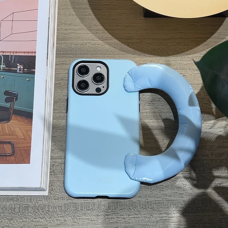 ストラップ付き iPhone ケース おしゃれ：マグネット吸着機能付きフィルムハンドストラップの実用性とデザイン