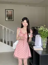 ピンクVネックの網目付きチェックワンピース【夏用・ウエストマーク・柔らかいデザイン】