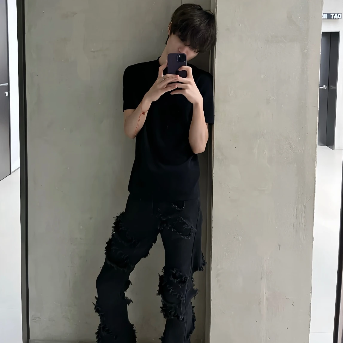 黒ダメージジーンズの選び方：洗い加工フリンジ付きスリムフィットデニムパンツの実用性とシーン別活用