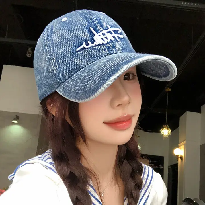 刺繍ロゴのデニムキャップ【女性用・広 brim・ハードバイザー】