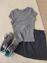 猫デザインのグレーショートスリーブTシャツ【夏用・フィット感あり・おしゃれ】