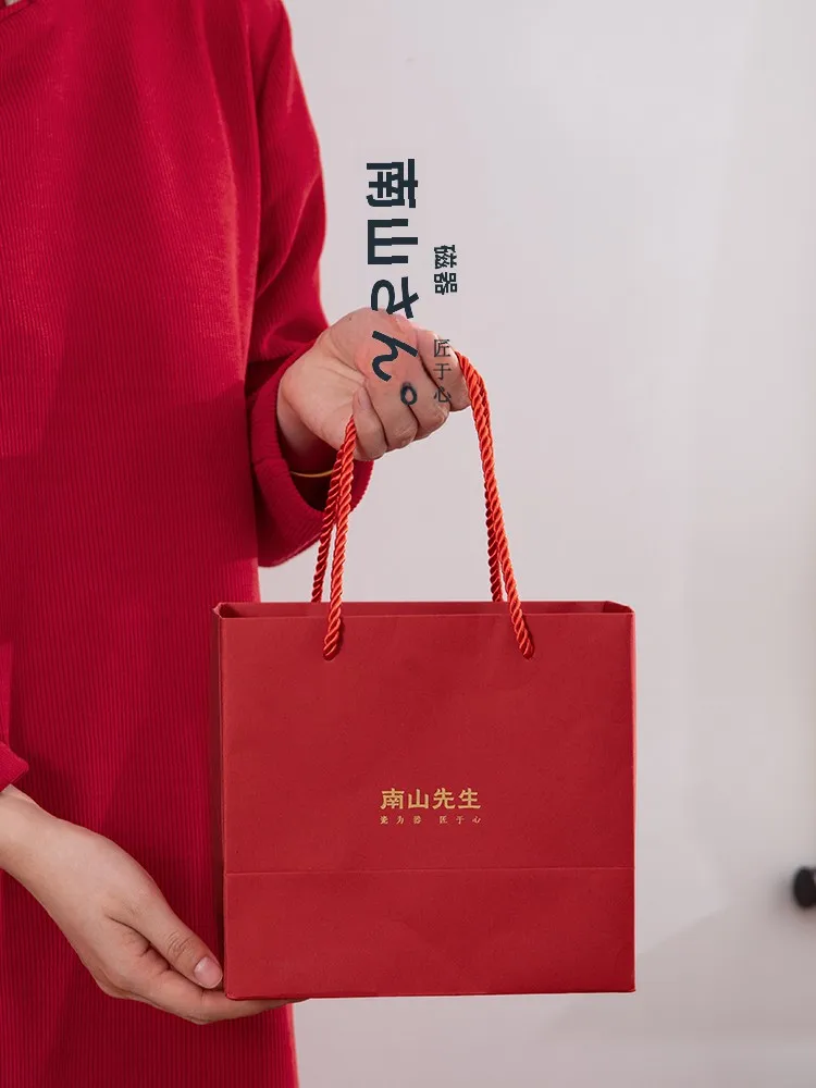 お年賀にぴったりなギフトは、伝統と現代が融合した「紅色茶具ギフトバッグ」を選ぶべき？