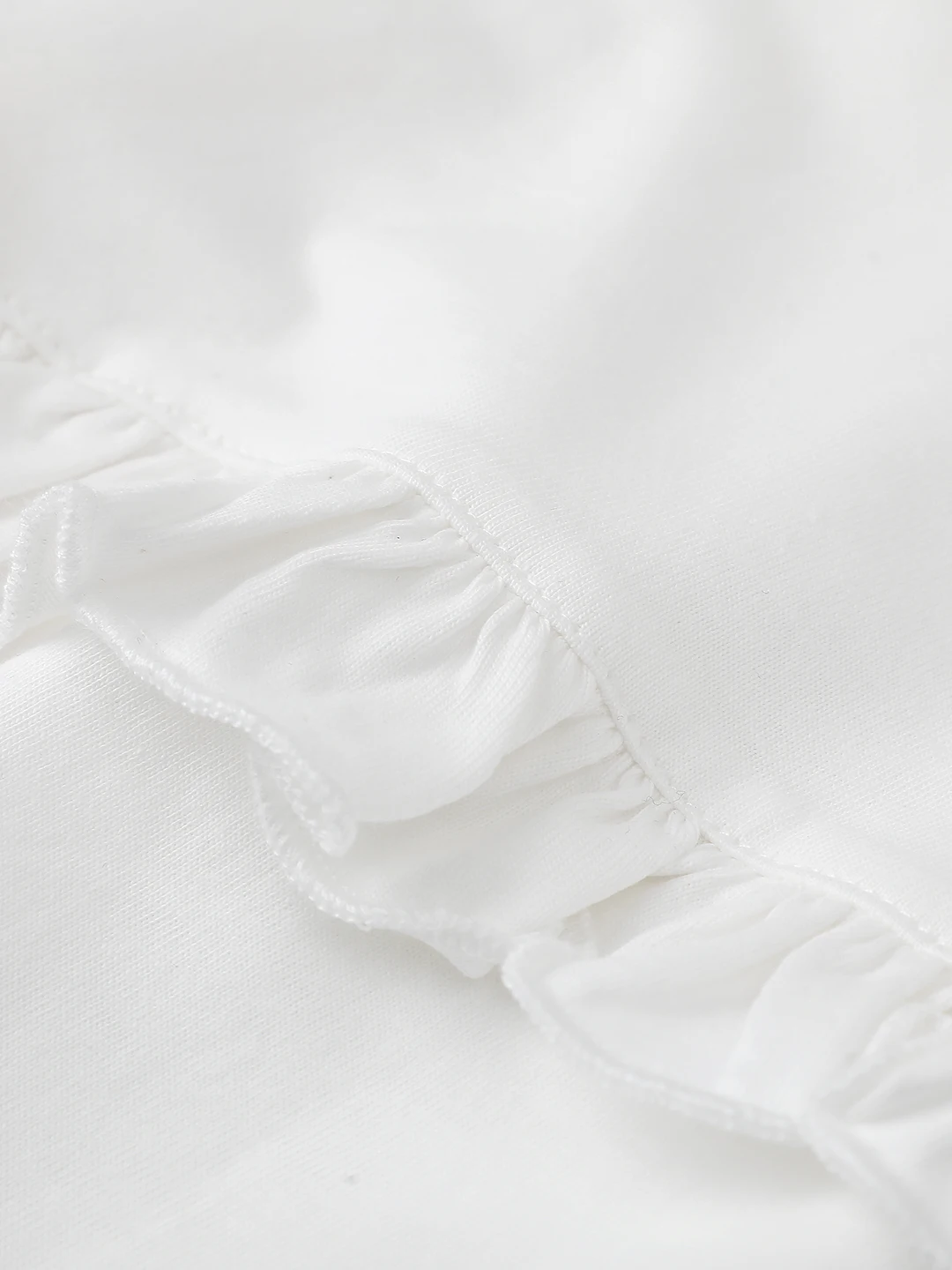 白Tシャツをきれいめに仕上げるには？ 法式リズムの純棉短袖が答えになる