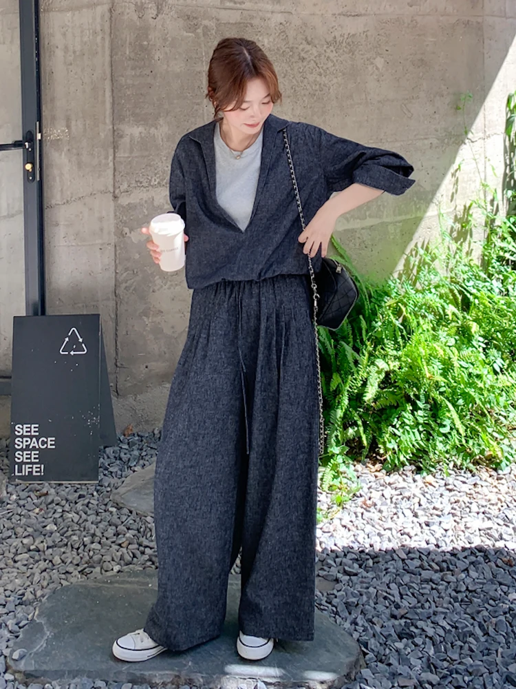 40代の女性にぴったりなカジュアルデニムコーデは、紺色のワイドパンツとトップスのセットで決める？