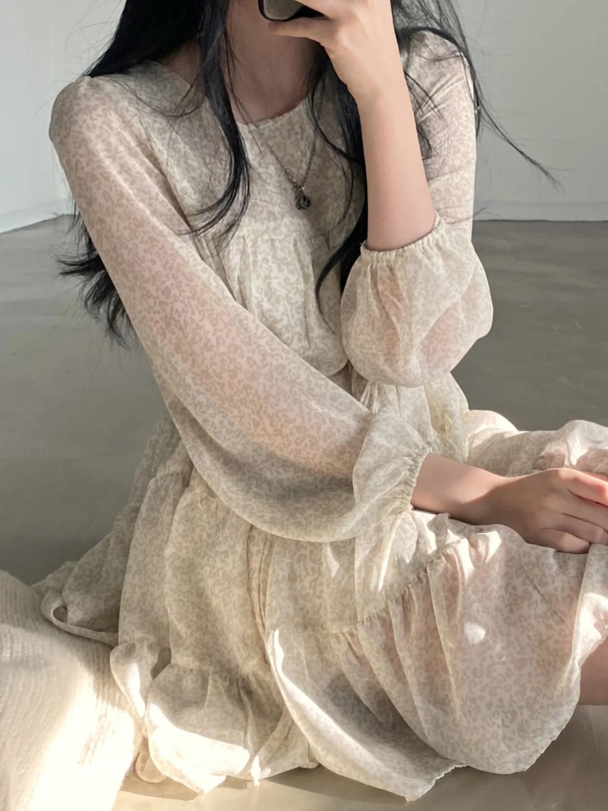 春のミニドレスで失敗しないコーデは？通勤からデートまで使えるフラワープリントの魅力とは