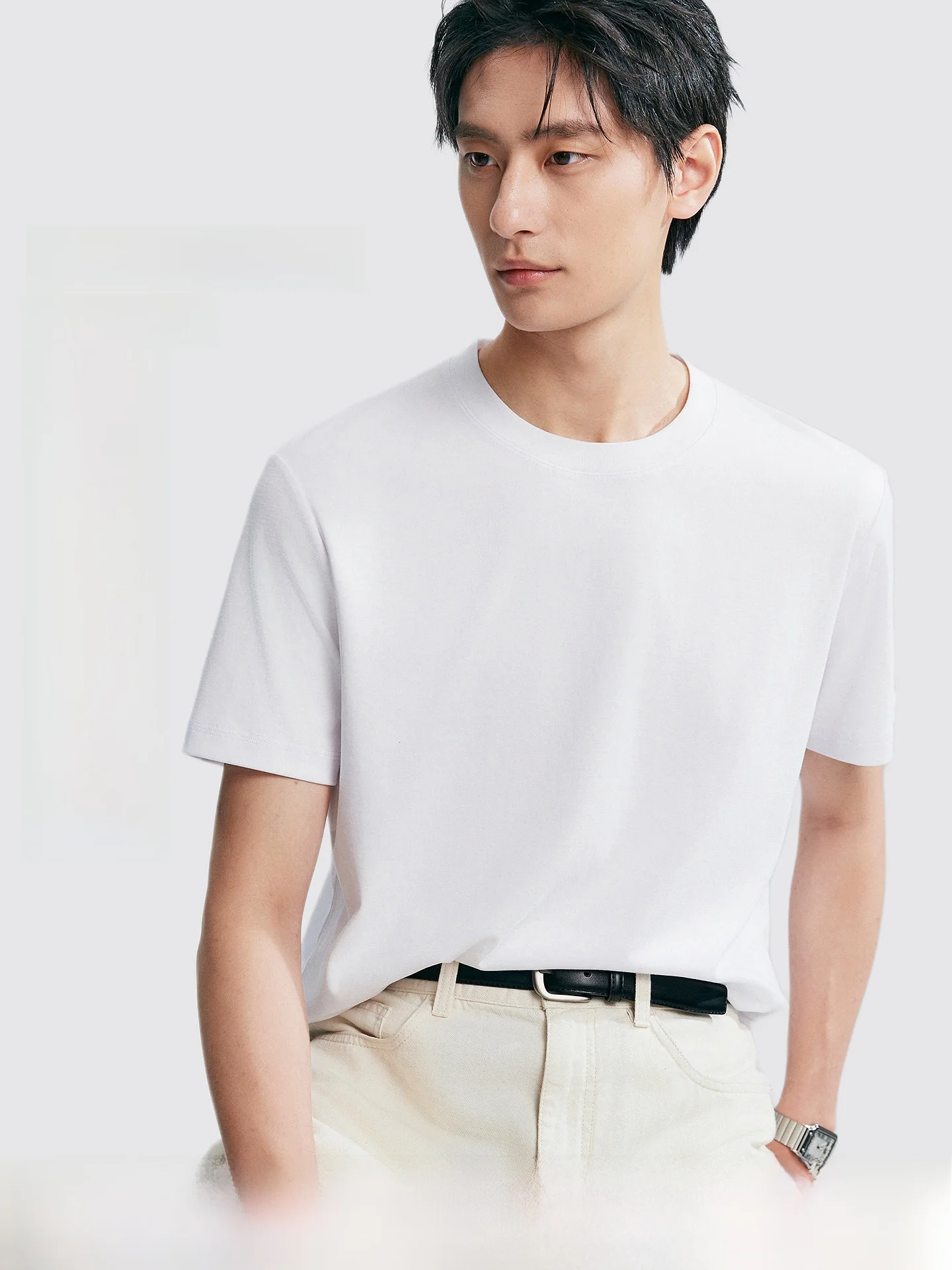 白Tシャツ 似合う 男 にぴったりな5選：なぜシンプルな白が今、日本の男性ファッションを変えるのか？