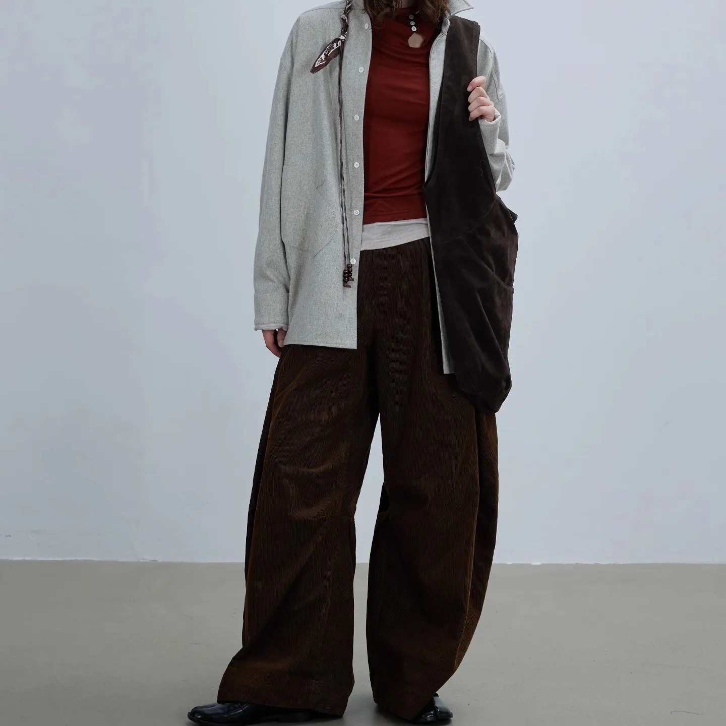 入学式 ママ コーデ 40代 | 鉄さび色ワイドパンツで見た目年齢を若く見せる完全ガイド