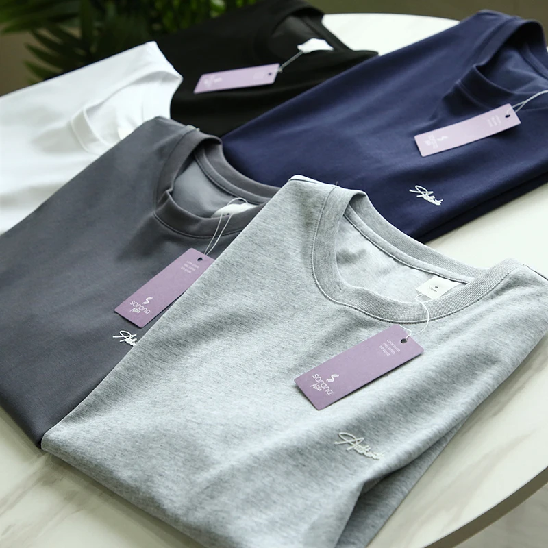 モード系メンズTシャツはどう選ぶ？清涼感とシンプルさが融合した1着が、夏のスタイルを変える
