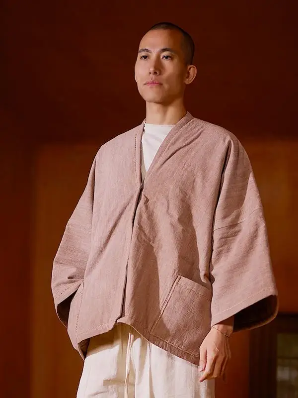 成人向けローブはどう選ぶ？植物染めの手織りコットンローブが通勤とリラックスの両立を実現する理由