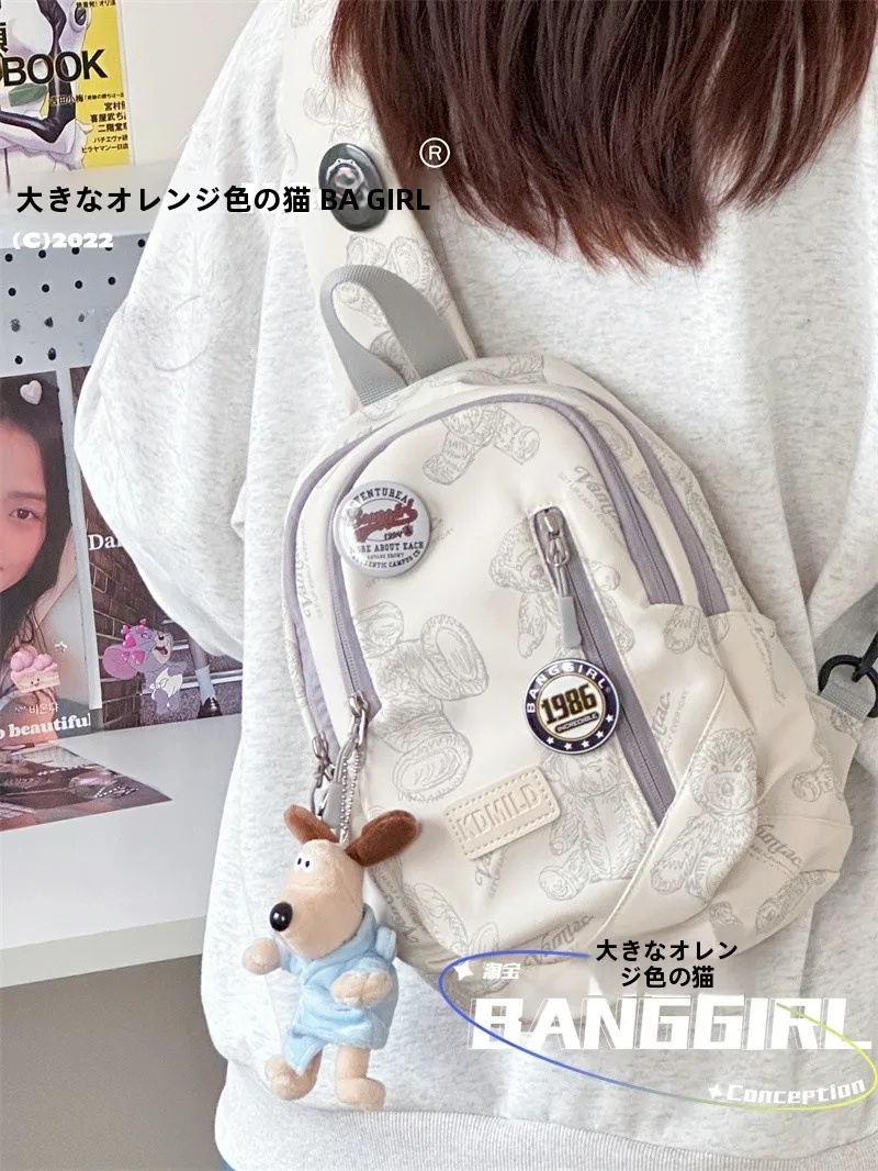 シンプルなデザインのパンダ柄スポーツショルダーバッグ：通学・日常使いに最適な軽量リュックの実用性解析