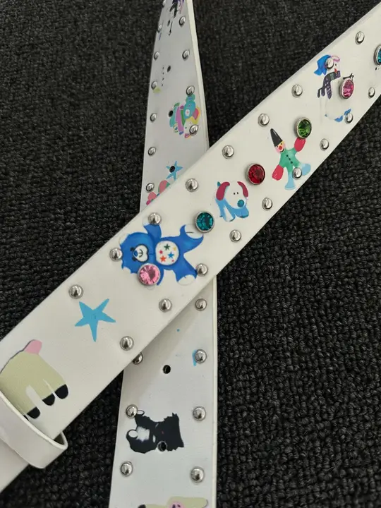 白色スタッズ付き多巴胺デザインカートンビジュー付きベルト【重厚感のある金属バックル】