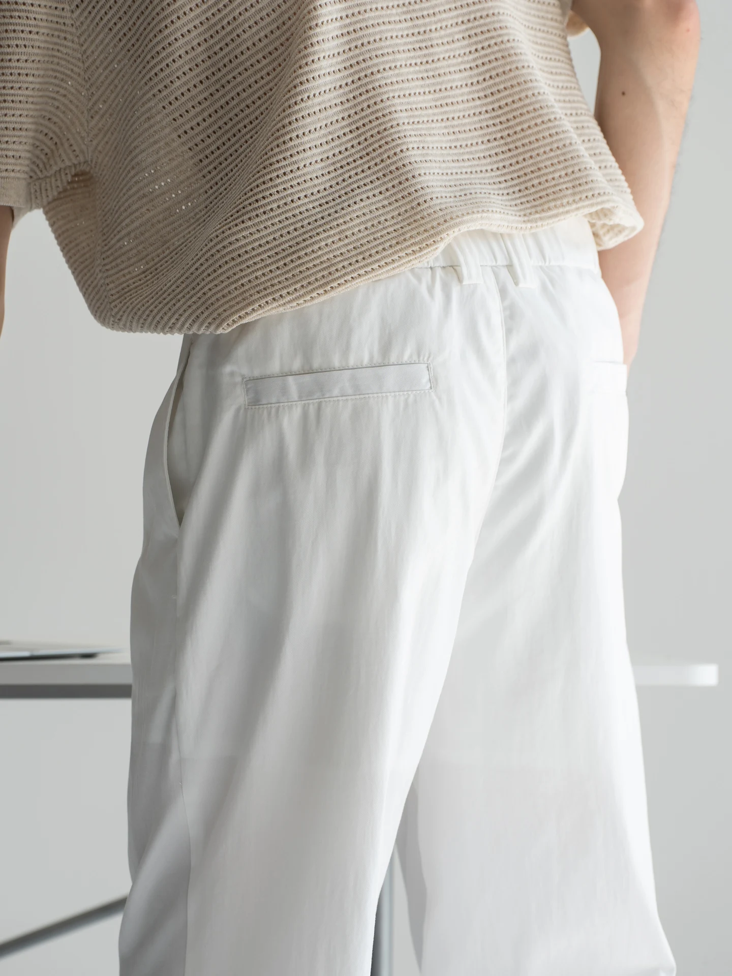 ビジネスカジュアル メンズパンツ：UBVのレーシル混紡阔腿パンツが夏通勤に最適な理由
