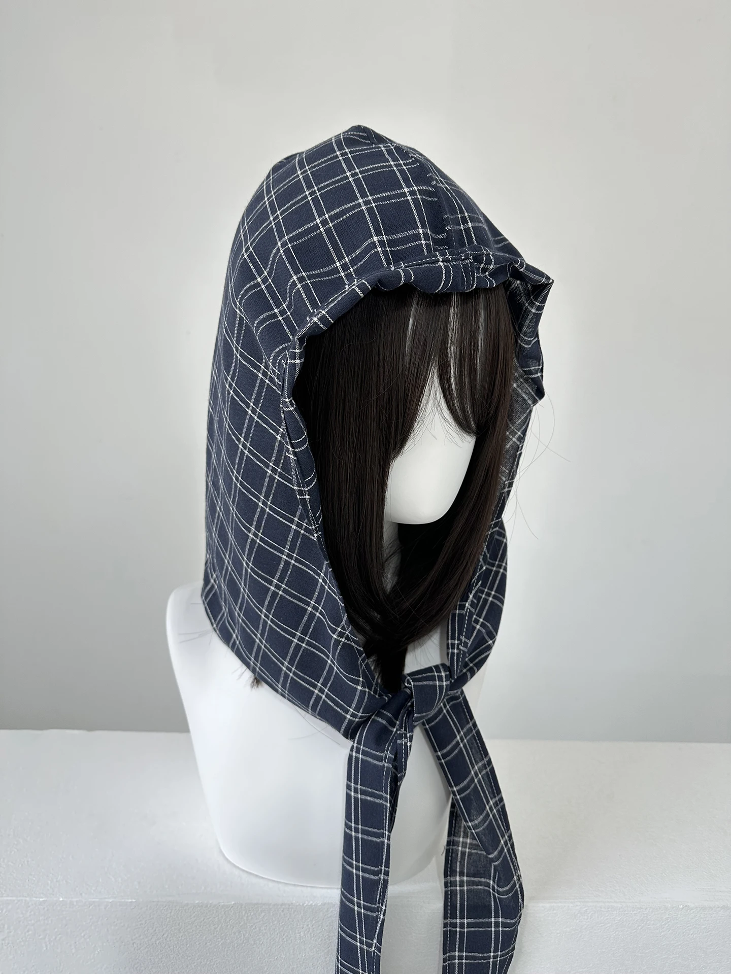チェック柄のシンプルフード付き帽子：アウトドア オシャレの定番アイテムとしての実用性とスタイル性
