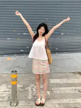 夏季リゾートスタイルのキャミソールと小花柄Aラインスカート（セットアップ対応）
