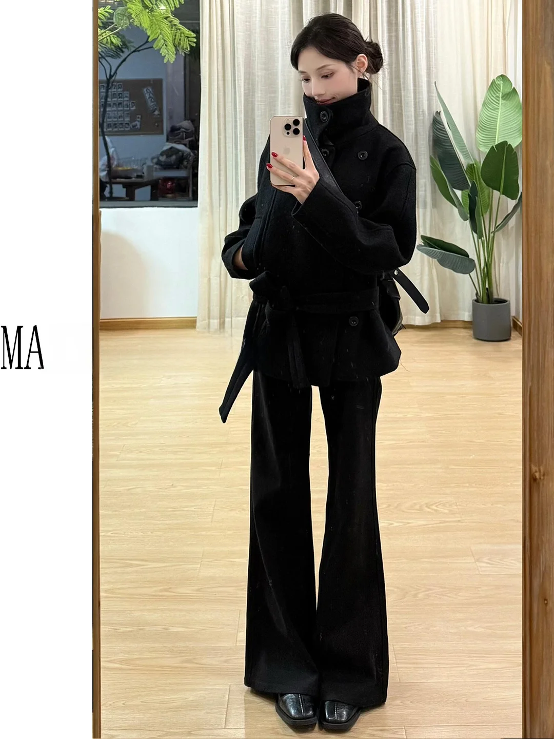 黒の起毛フレアデニムパンツ：高身長用ハイウエストで秋冬に最適なテーパードスタイル