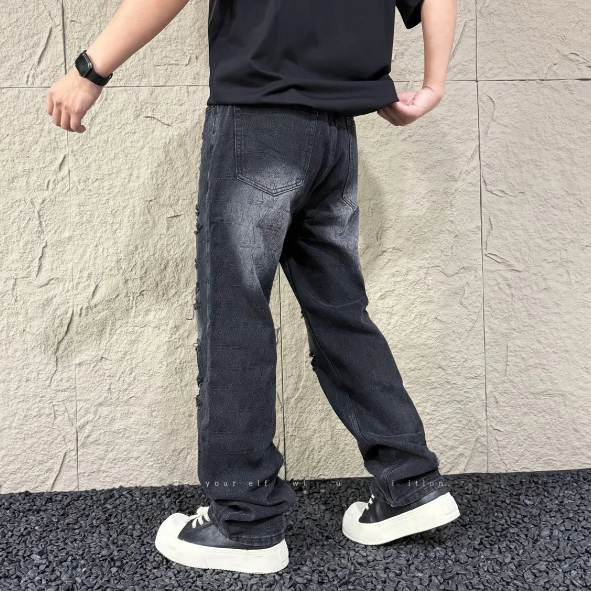 ヴィンテージ風ウォッシュデニムパンツ：色落ちを気にせず着用できるストレートフィットの実用性