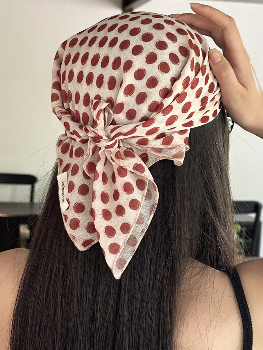 1枚でもオシャレにできる！波点小方巾が通勤・デートで活躍する理由は？