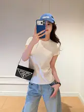 フィット感のある白いラウンドネック短袖Tシャツ【女性用・スリムシルエット・ベーシックデザイン】