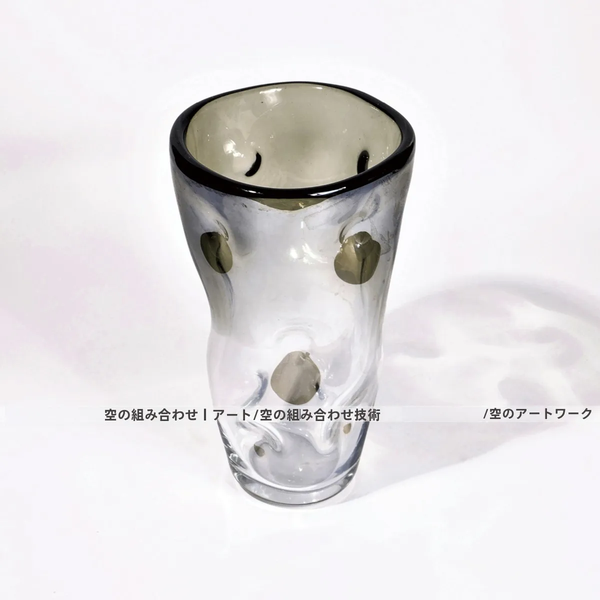 韓国インテリアを再現｜カフェ風部屋の作り方　青色グラデーション花瓶の配置術