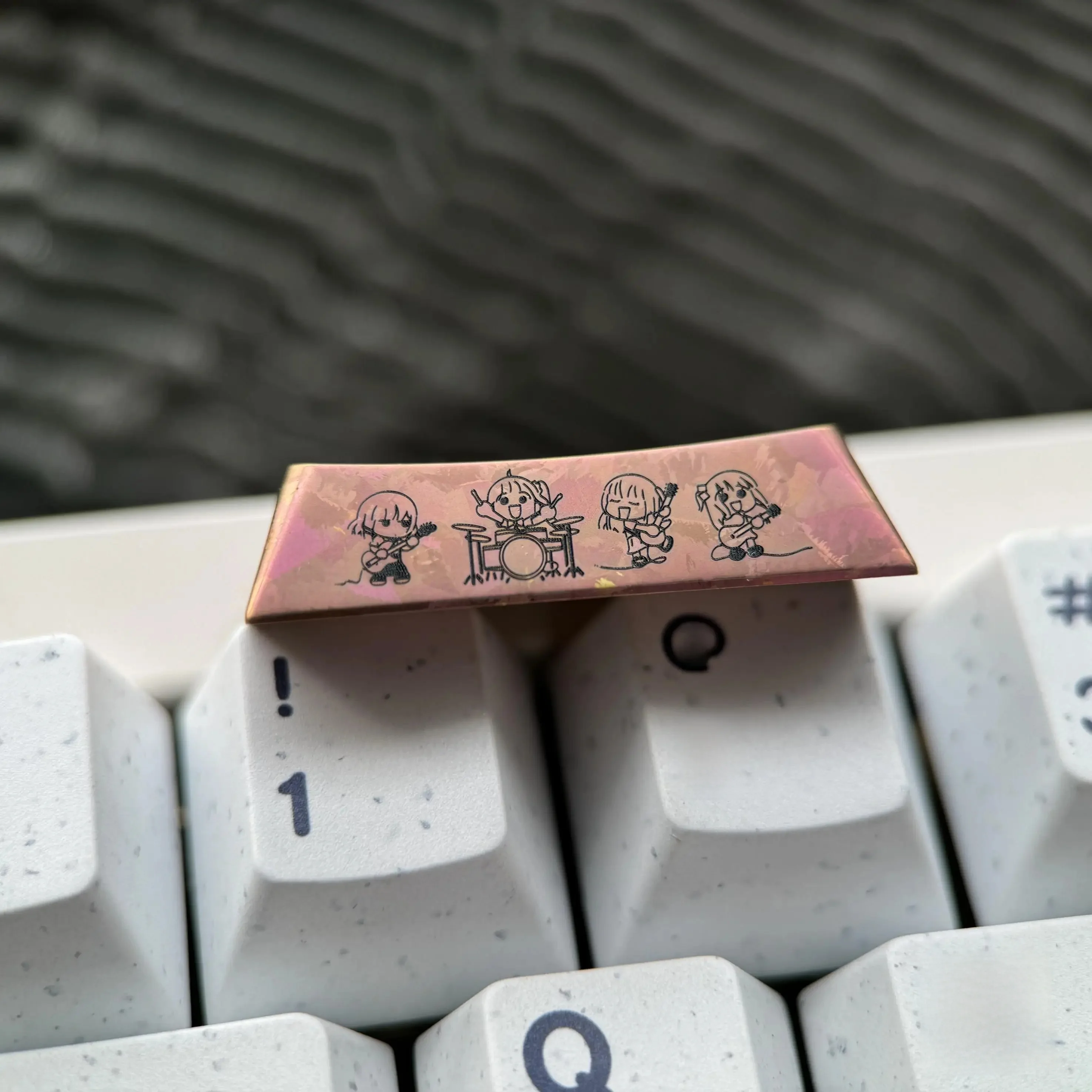 分離キーボードを選ぶべきタイミングは？孤独なロックスタイルが選ぶ、チタン合金のキーカバーとは