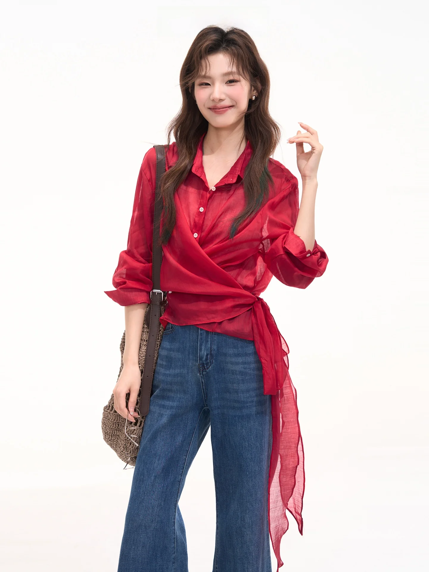 リネン素材の長袖シャツ【春夏用・ボタン付き・女性用】：服水色の色合いとコーディネートの実際