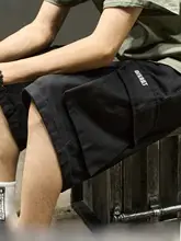 夏用 男性向けカジュアルなコットンタンクトップとカーゴショートパンツの組み合わせ（セットアップ対応）