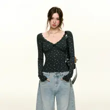 復古デザインの低Vネック花柄長袖Tシャツ【スリムフィット】