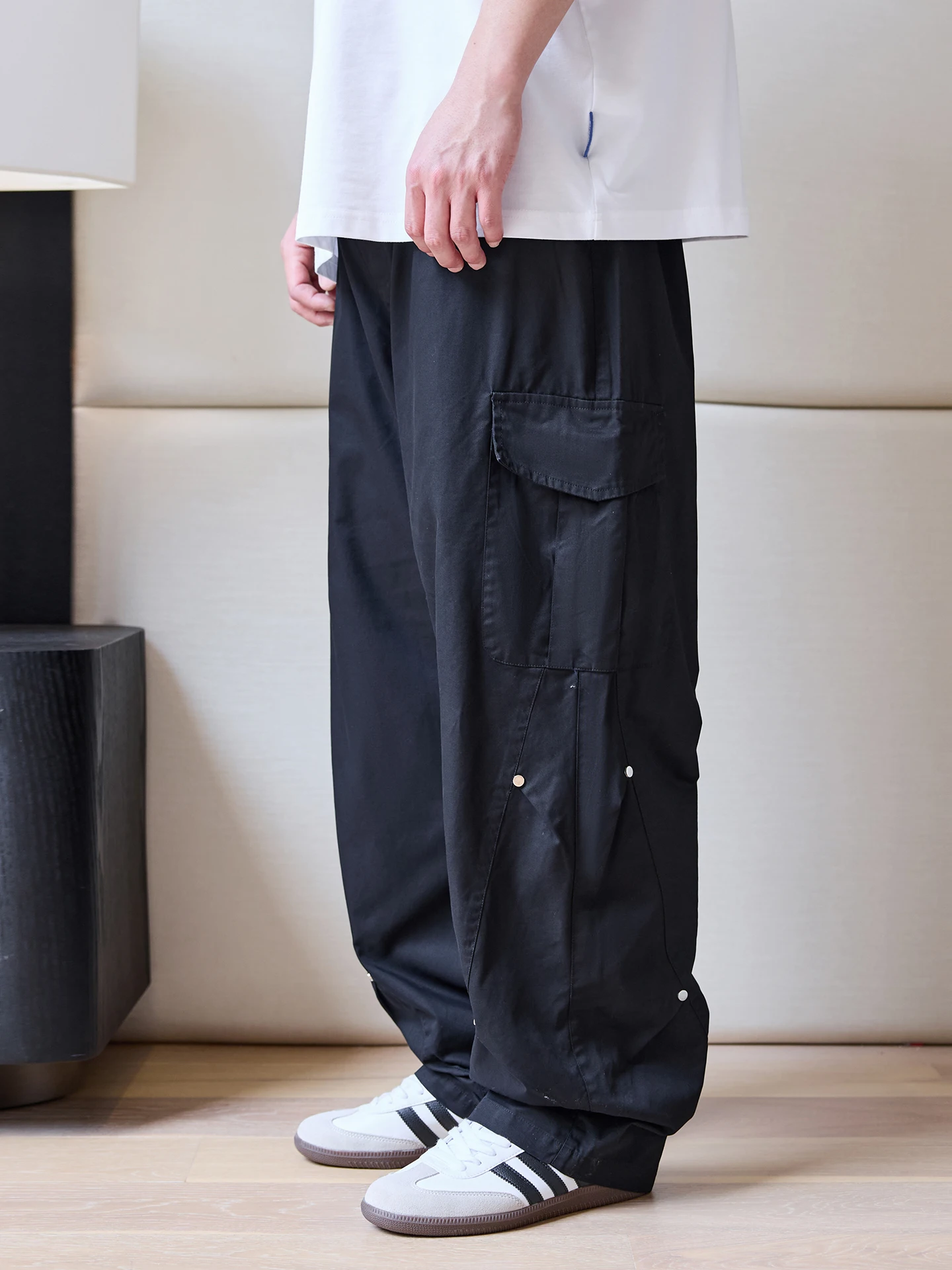 トラックパンツ ナイロンを選ぶべきタイミングは？THE PANGのワイドストレート工装パンツが答えを教えてくれる