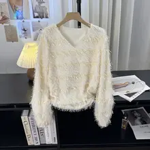 華やかな雰囲気のフリンジ付きVネック長袖Tシャツ【春秋用・ゆったりとしたデザイン】