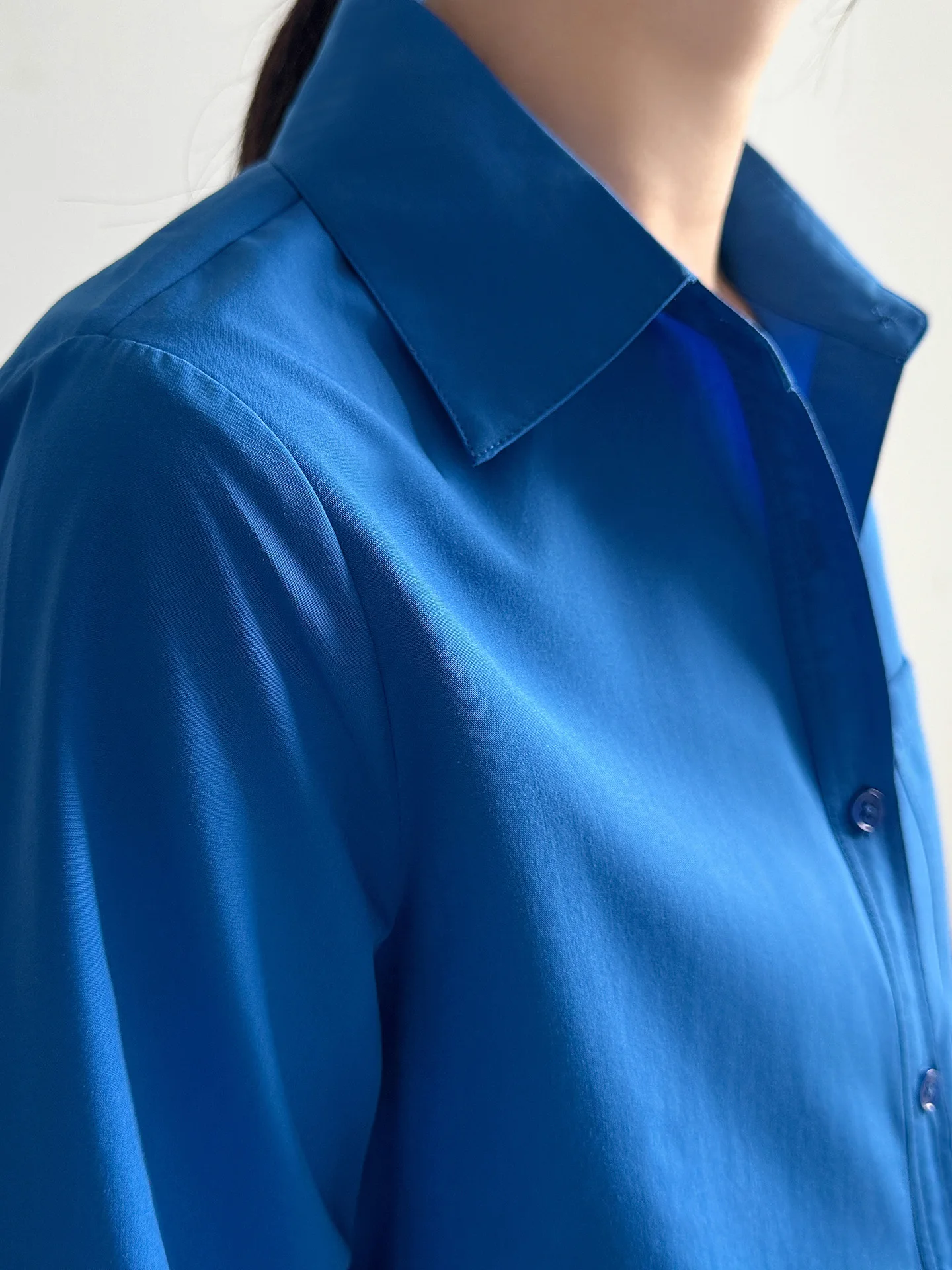 tシャツ シャツ 重ね着 レディース どうやって着るの？ブルーシャツの重ね着が日常を彩る3つの理由