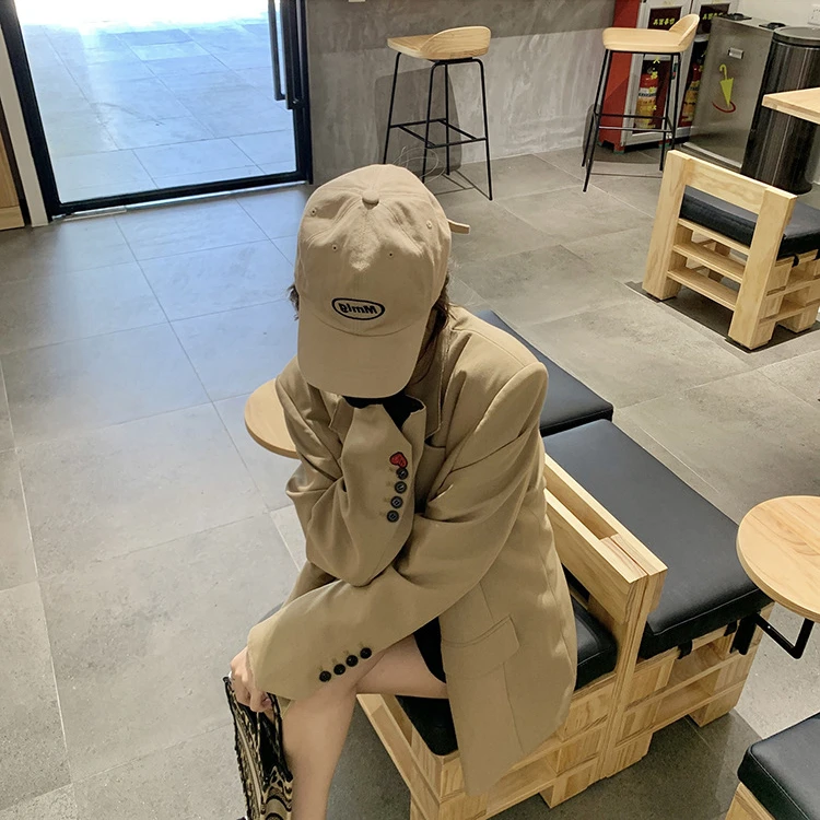 デニムジャケット コーデ 完全ガイド｜カーキ色の薄手ジャケットで自然なスタイルを実現