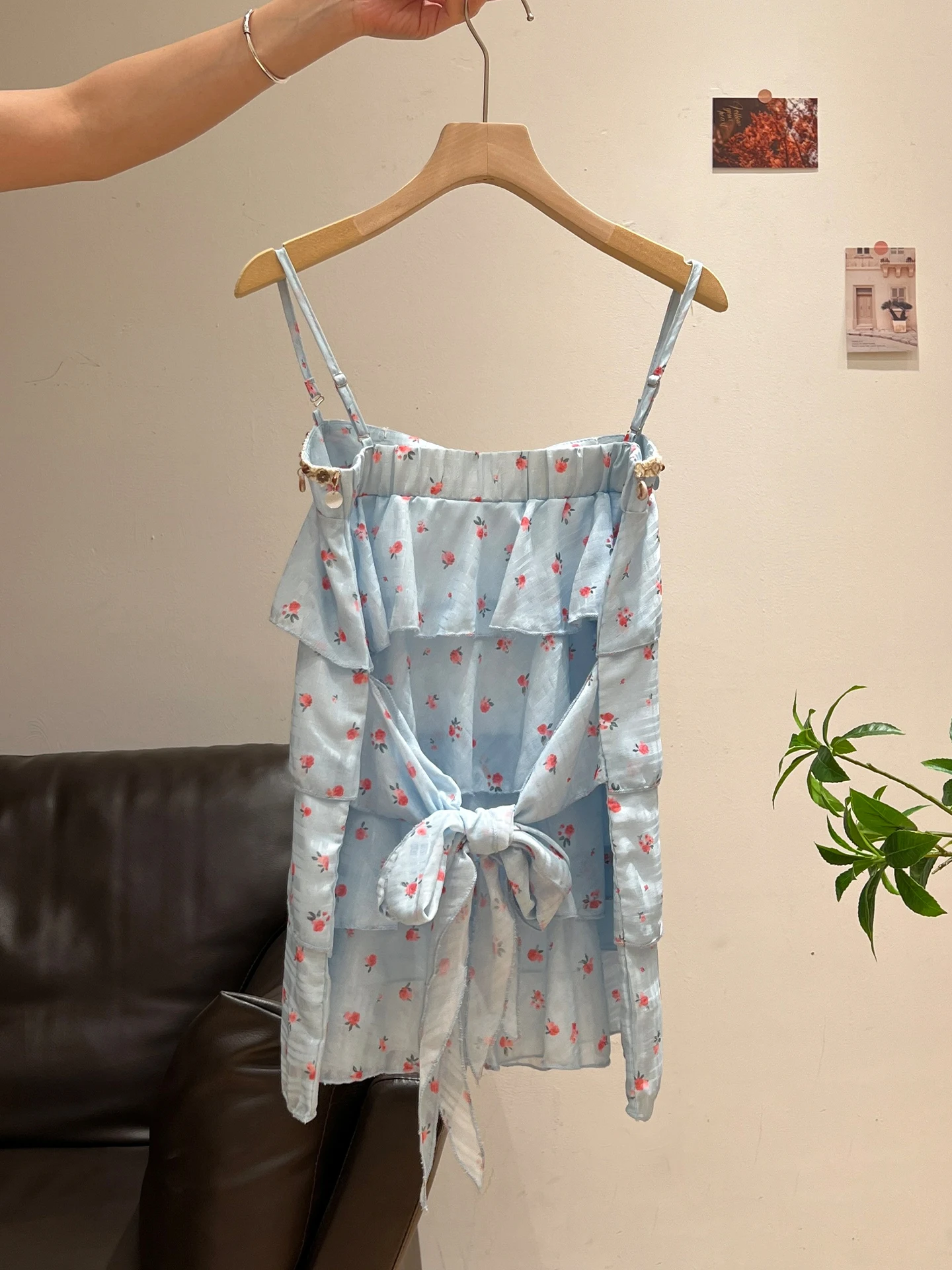 きれいめコーデの夏をどう選ぶ？30代女性が実際につかう「ブルーの花柄ノ ースリーブキャミソール」の真実