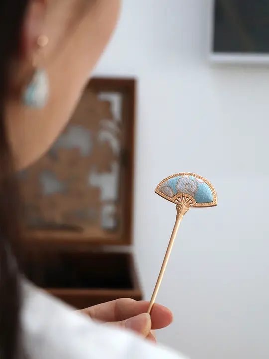 金魚と蝶のデザインの伝統工芸ヘアアクセサリー【髪飾り・イヤリング・バレッタ】（セットアップ対応）