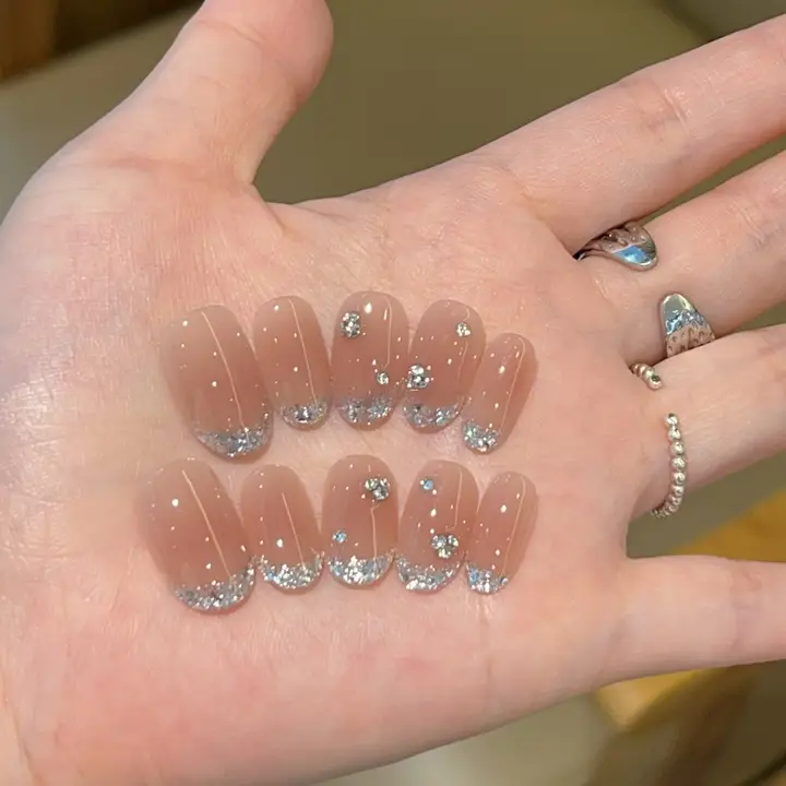 フレンチスタイルのアイスピンクグリッター ネイルチップ【ハンドメイド・高級感・ショート丈】