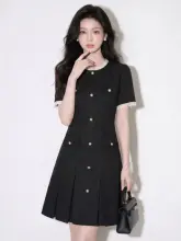黒のラウンドネックボタン付きプリーツワンピース【ウエストマーク・大人可愛いデザイン】（セットアップ対応）