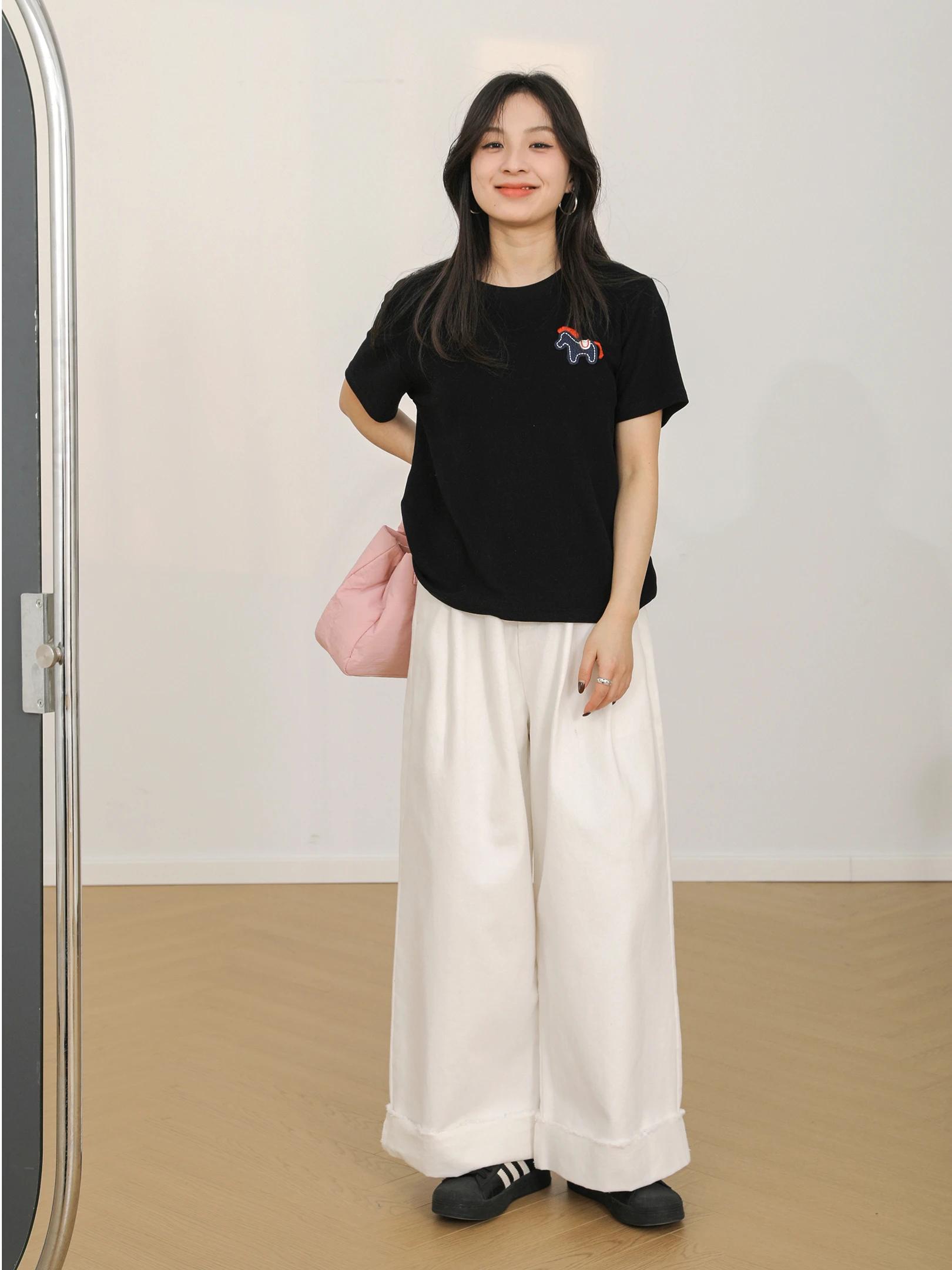 ワイド パンツ 裾折り：コットン製デニムパンツの実用的折り方と服装バランス