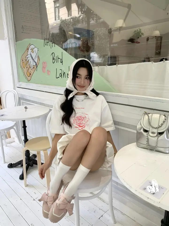 花束デザインの重厚なコットンTシャツ【男女兼用・誕生日ギフト用】（セットアップ対応）