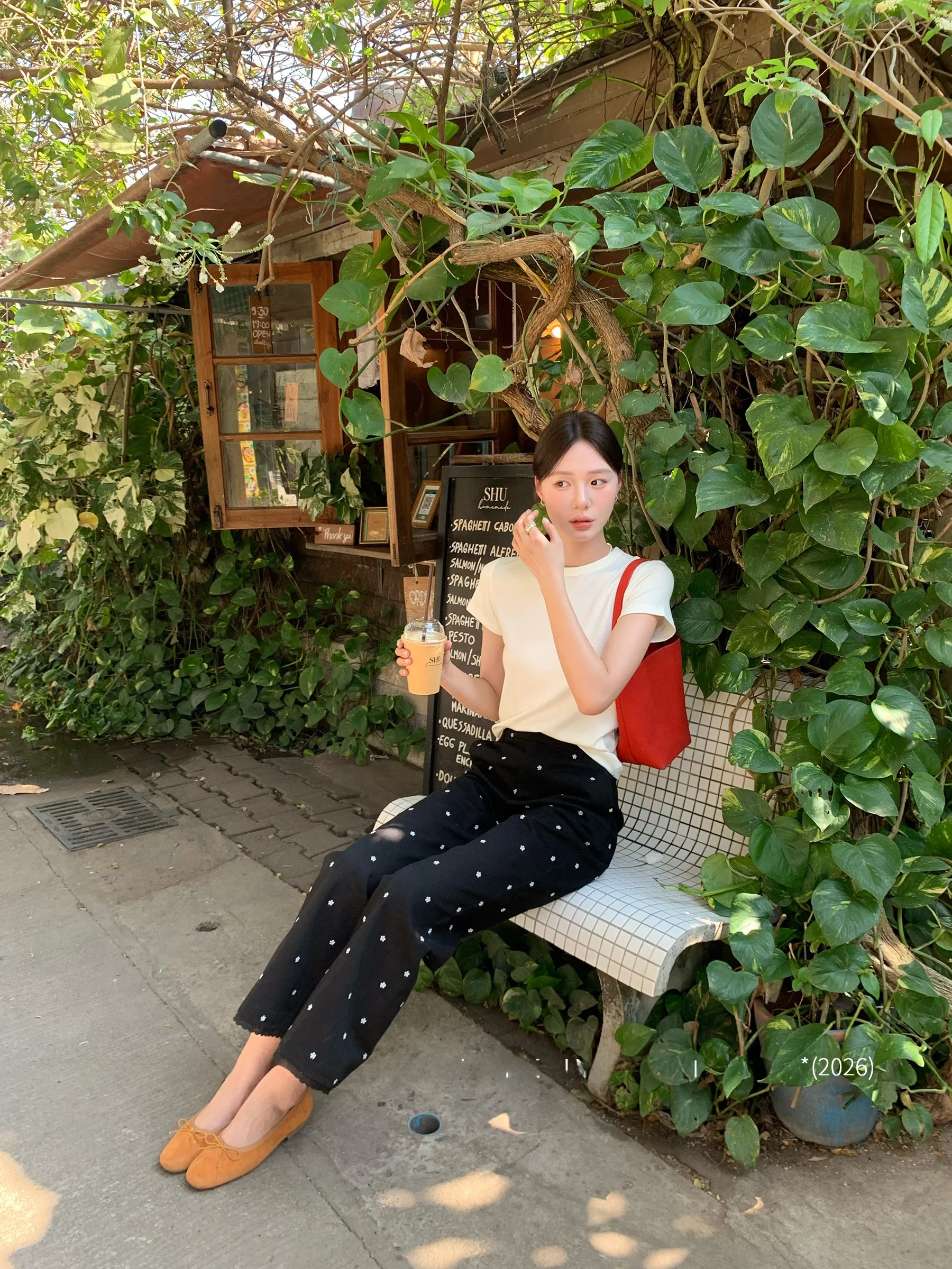 ダボパンコーデは本当に「カジュアル」なのか？韓国風の花柄フレアパンツが教えてくれたこと