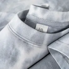 灰白色の重厚なタイダイ柄コットン半袖Tシャツ【夏用・ルーズフィット・ユニセックス】
