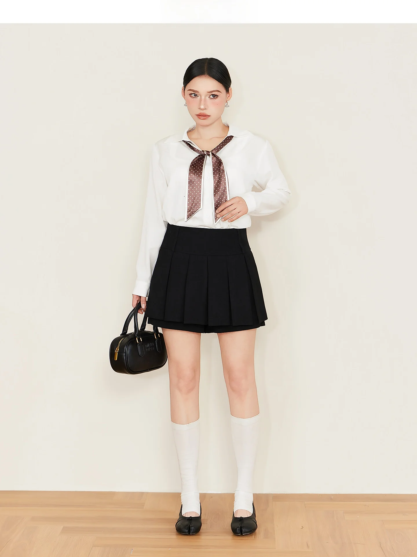 今日の服装レディースで「学院風」をどう選ぶ？シンプルな白シャツとプリーツスカートのベストな使い方