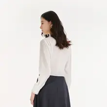 デザイン性の高い白シャツ【春秋用・腰丈】
