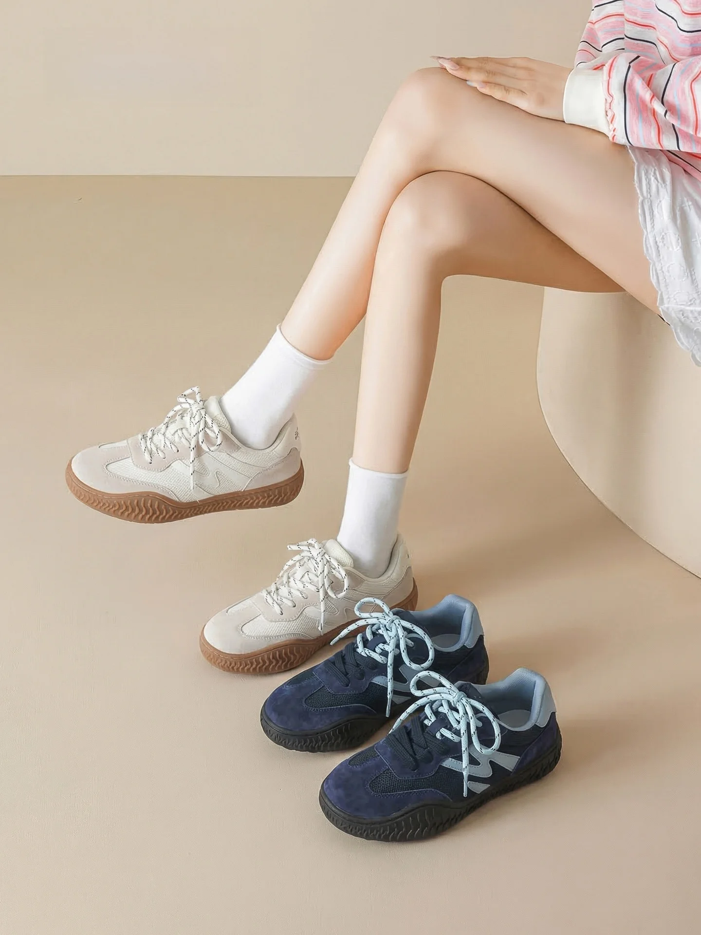 ぺたんこシューズはどんな場面で履くのがおすすめ？青色のバレエ風スニーカーが教えてくれるリアルな使い方