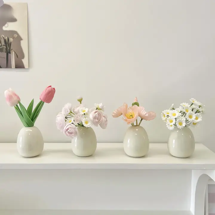 温かみのある陶器製デスク用花瓶【クリーム風・フェイクフラワー装飾・オフィスインテリア】