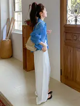 白色麻素材のタンクトップとワイドパンツに重ね着した青いシャツ【春夏用・スタイル・（セットアップ対応）】